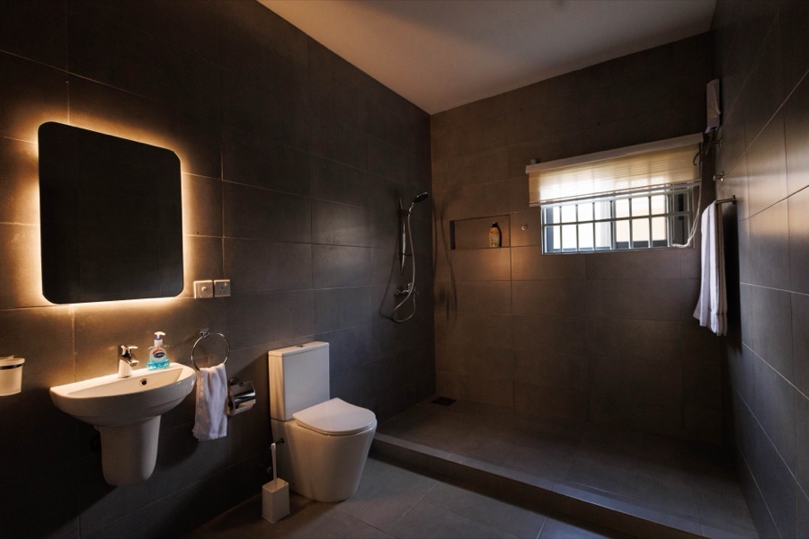 The Emerald, the bathroom