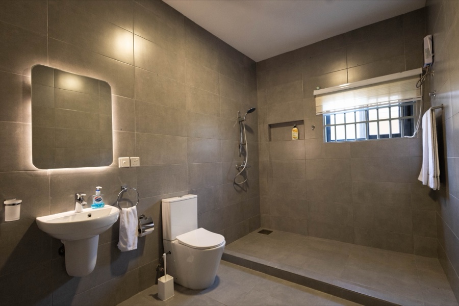 The Emerald, the bathroom