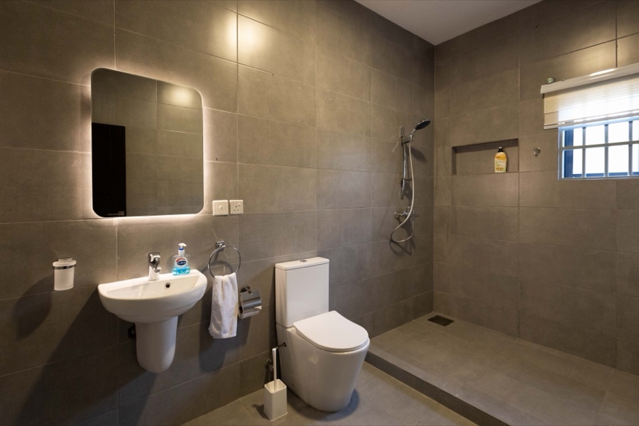 The Emerald, the bathroom